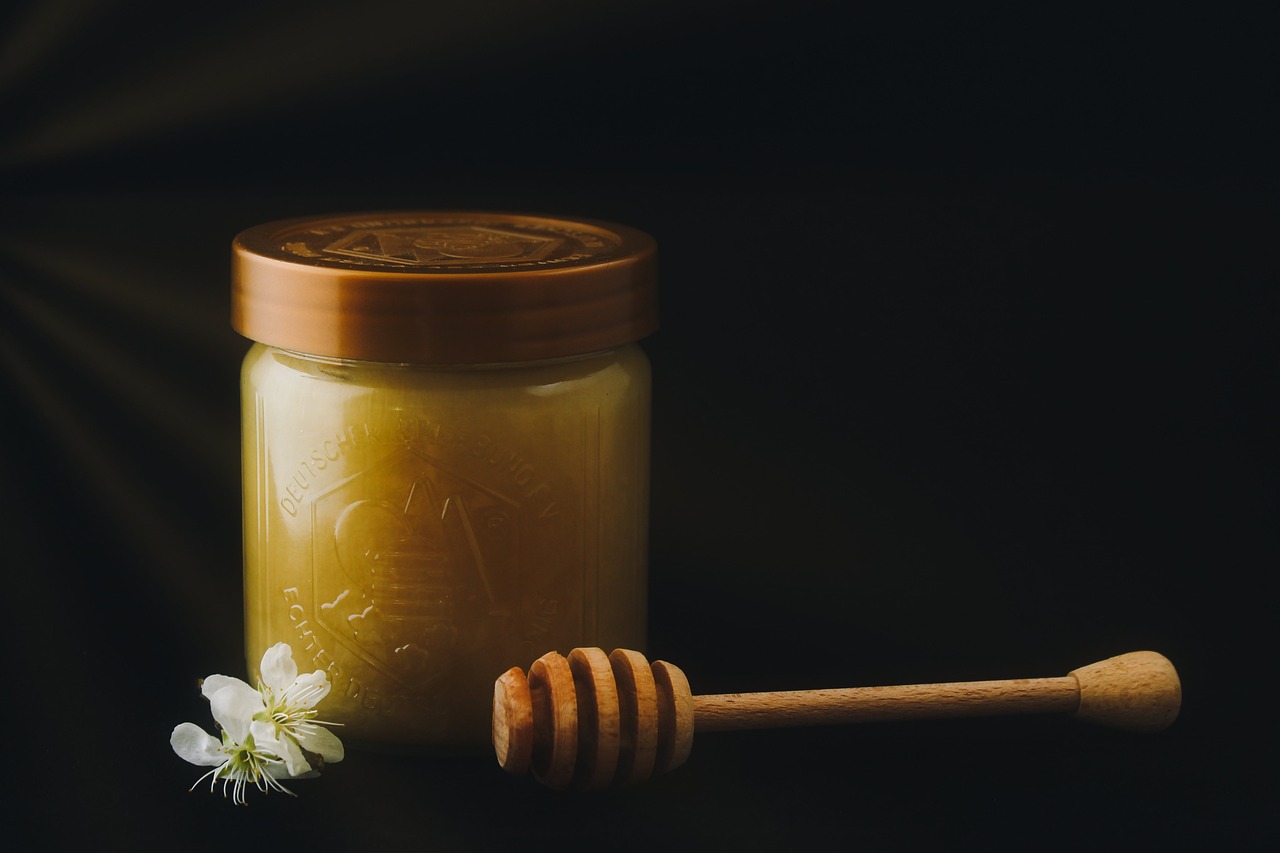 DIB Honigglas mit Sommerhonig und Honiglöffel aus Holz